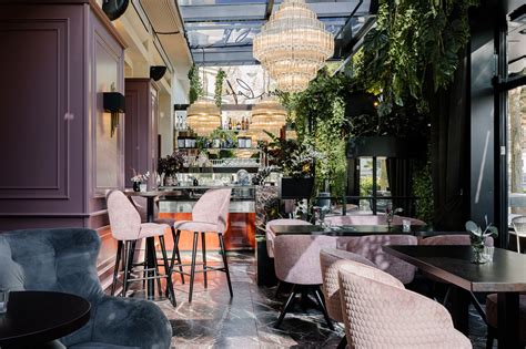 Interno di un bistrot elegante immerso nel verde
