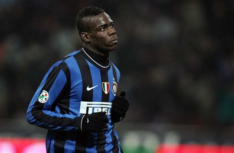Mario Balotelli celebra un gol con l'Inter