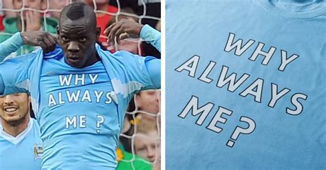 Mario Balotelli con la maglia del Manchester City e la scritta 