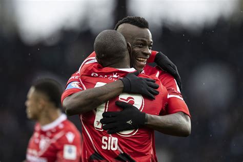 Mario Balotelli celebra un gol con il Nizza
