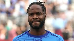 Raheem Sterling mentre dribbla un avversario