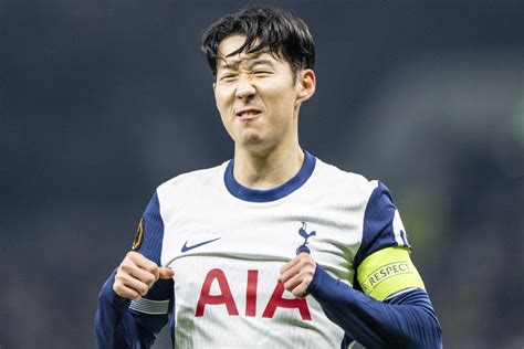 Heung-Min Son mentre calcia in porta