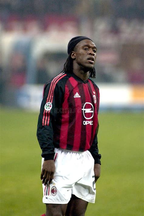 Clarence Seedorf in azione durante un derby