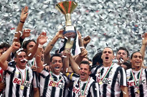 Foto della squadra Juventus che festeggia uno scudetto