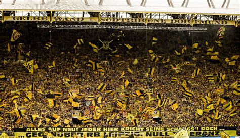 Tifosi del Borussia Dortmund nel loro stadio