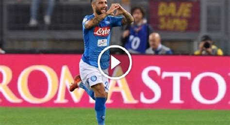 Lorenzo Insigne che segna su punizione