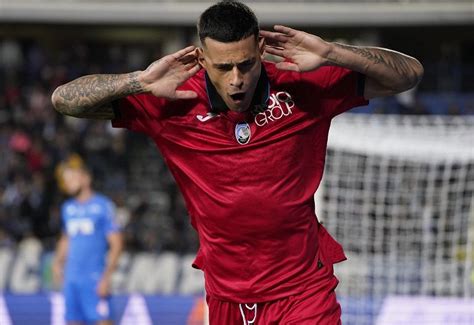 Gianluca Scamacca che esulta dopo aver segnato un gol