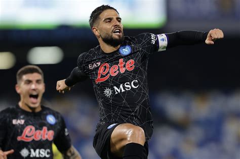 Lorenzo Insigne esulta dopo un gol.