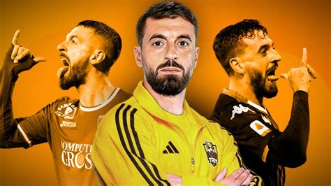 Ciccio Caputo esulta dopo un gol su rigore.