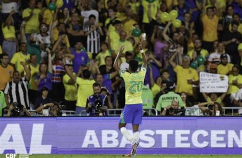 Estêvão celebra il gol