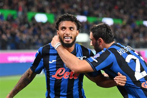 Foto di Odilon Kossounou con la maglia dell'Atalanta