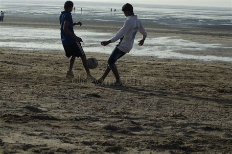 Atleti che giocano a Tambeach sulla sabbia