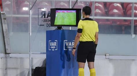 Un arbitro che consulta il VAR