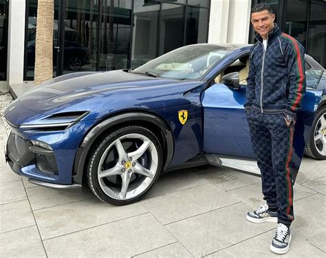 Cristiano Ronaldo con la sua nuova Ferrari Purosangue blu