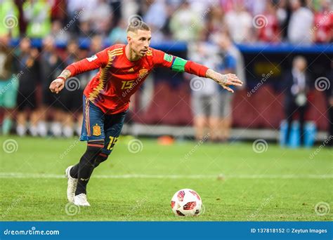 Sergio Ramos che tira un rigore