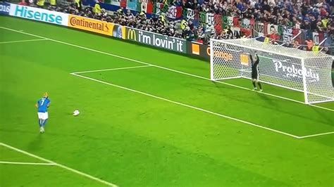 Simone Zaza durante la rincorsa per un rigore