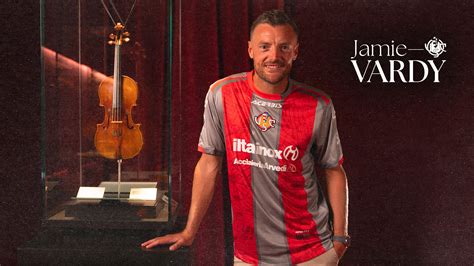 Jamie Vardy con un violino di Cremona