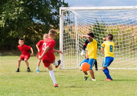 Campo da calcio con giocatori di calcio giovanili