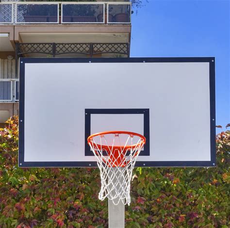 Canestro da basket per esterni in un parco