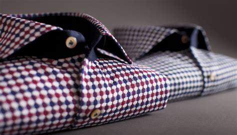 Esempio di camicia su misura con dettagli personalizzati