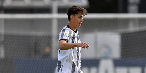 Alessandro Bassino in azione con la maglia della Juventus Next Gen