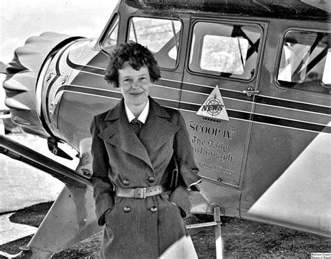 Amelia Earhart con il suo aereo