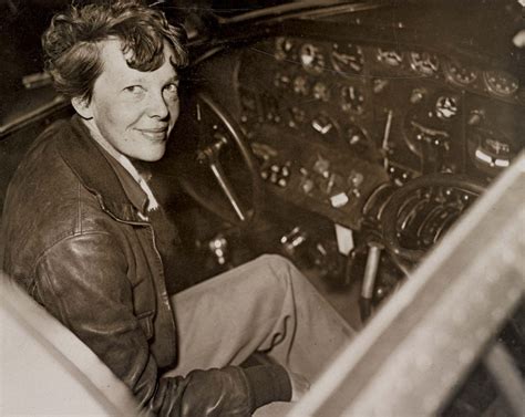Amelia Earhart all'età di sei mesi (a sinistra) e di sette anni (a destra).
