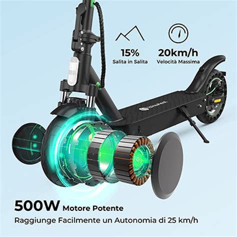 Amelia Earhart con un monopattino a motore il 22 ottobre 1935.