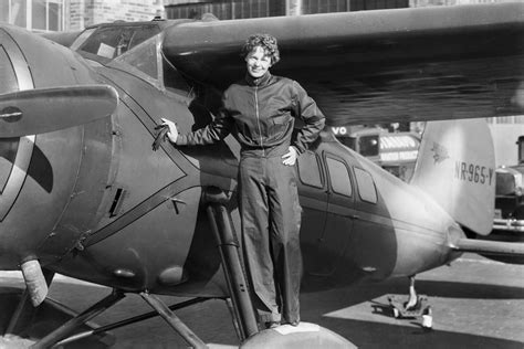 Amelia Earhart aiuta a testare un dispositivo di addestramento per paracadute commerciale a Prospertown, nel New Jersey.
