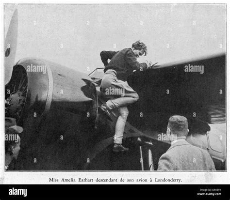 Amelia Earhart arriva a Derry, in Irlanda del Nord, dopo il suo volo transatlantico in solitaria il 20 maggio 1932.