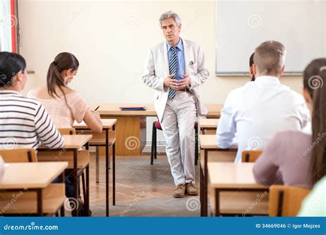 Aula universitaria con studenti e professore