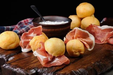 coccoli fiorentini con prosciutto e stracchino