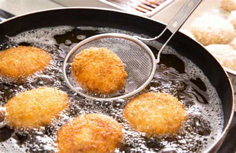 frittura di coccoli in olio bollente