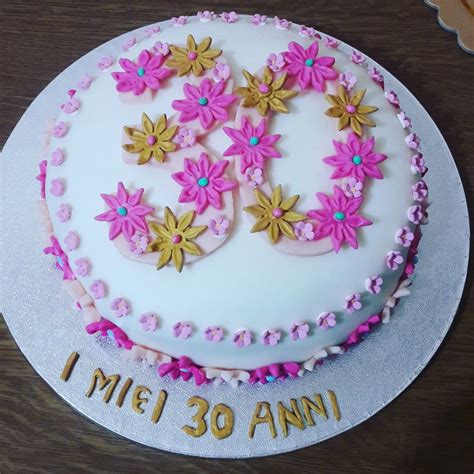 torta 30 anni donna pasta di zucchero