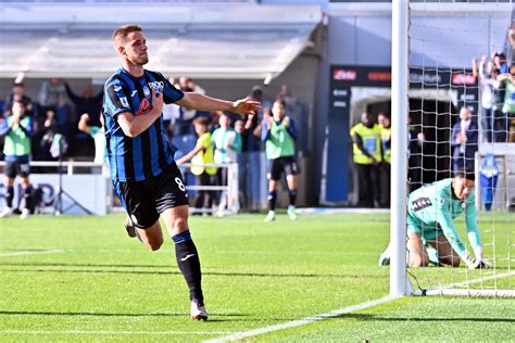 Mario Pasalic festeggia il gol