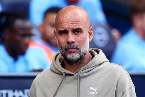 Pep Guardiola visibilmente contrariato a bordo campo
