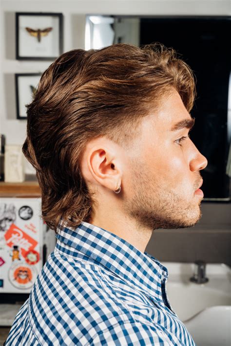 Schema di taglio capelli con rasature laterali e lunghezze superiori