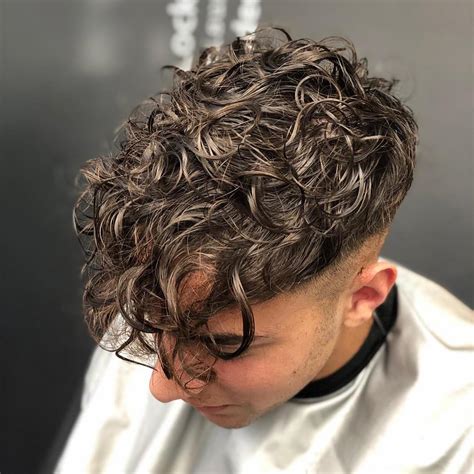 Uomo con capelli mossi e styling disordinato