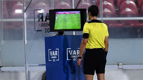 Immagine di un arbitro che consulta il VAR