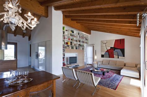 Arredamento interno di una casa moderna con mobili Tornese