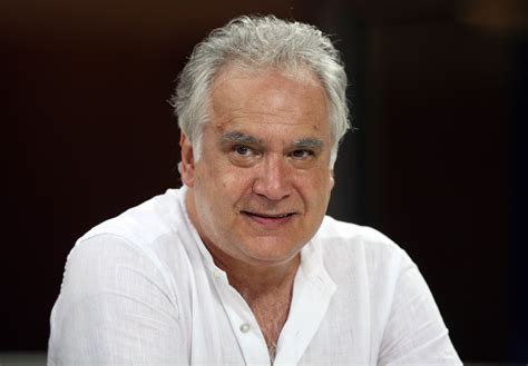 Mario Sconcerti giovane con taccuino