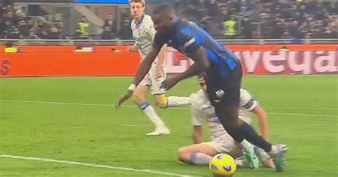 Calciatore che cade in area di rigore