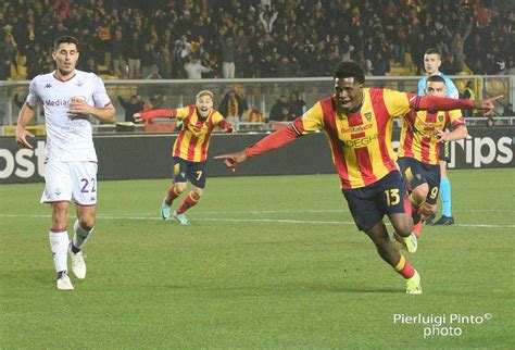 Patrick Dorgu che esulta dopo il gol