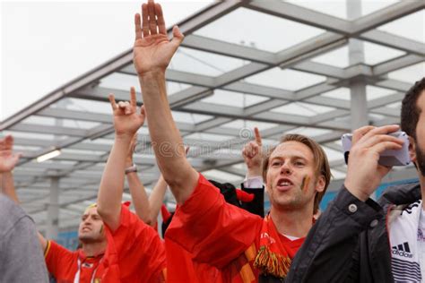 Immagine di tifosi che cantano allo stadio