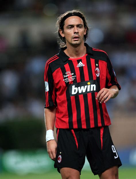 Filippo Inzaghi mentre segna con il Milan