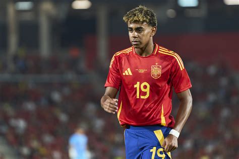 Giovane calciatore italiano in azione