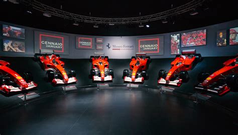 Interno del Museo Ferrari con auto esposte