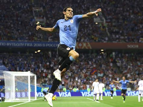 Edinson Cavani esulta dopo un gol