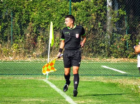 Arbitro in azione sul campo da calcio