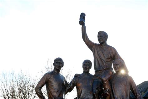 Statua di Bobby Moore con la Coppa Jules Rimet